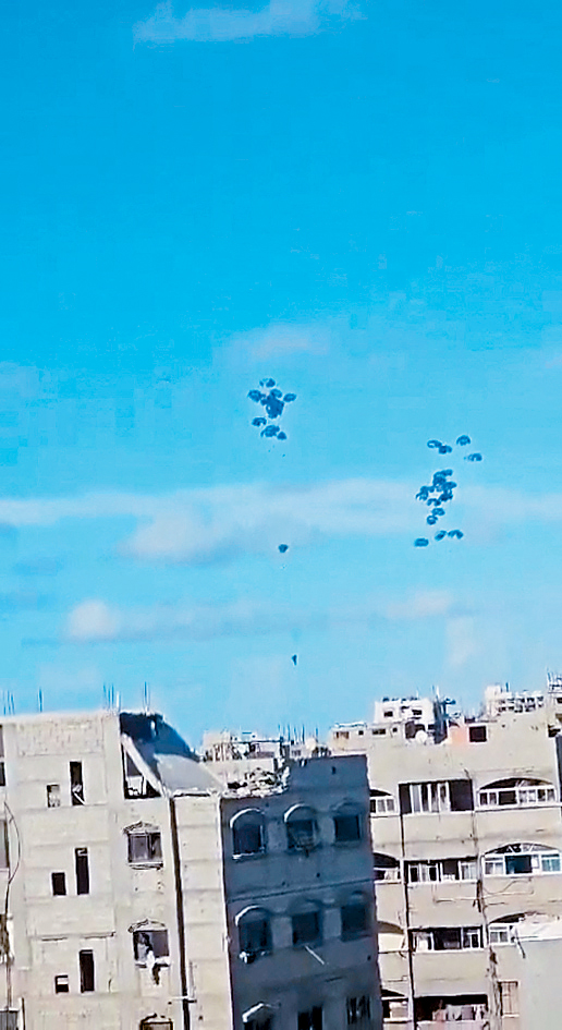 加沙城空投物资降落伞未能打开