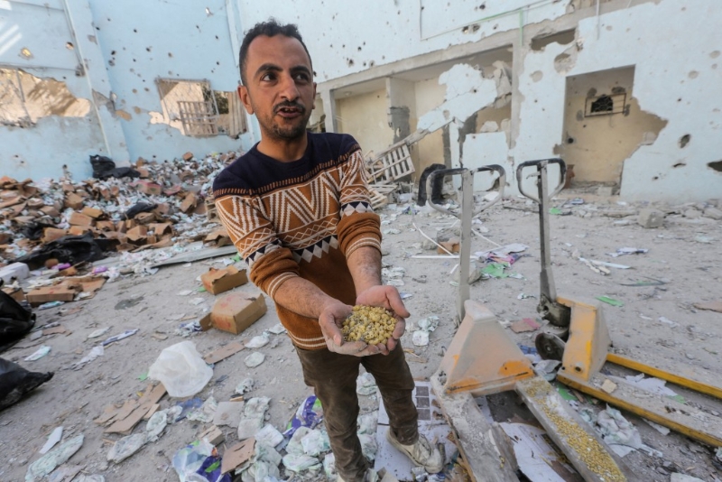 加沙中部努赛赖特难民营一个援助物资分发中心遭到空袭