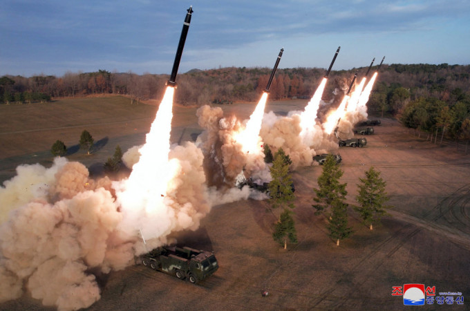 朝鲜周一进行超大型火箭炮射击训练
