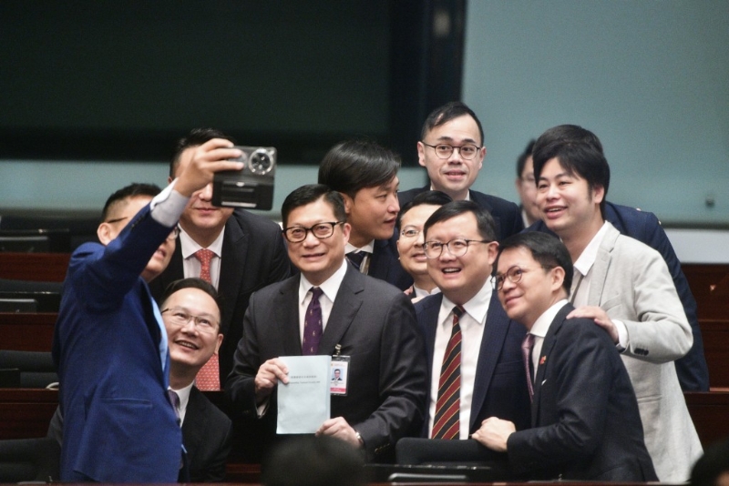 保安局局长邓炳强与民建联一众议员合照。
