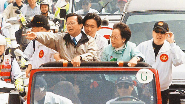 陈水扁（左）与吕秀莲（右）2004年3月19日遇袭事发照