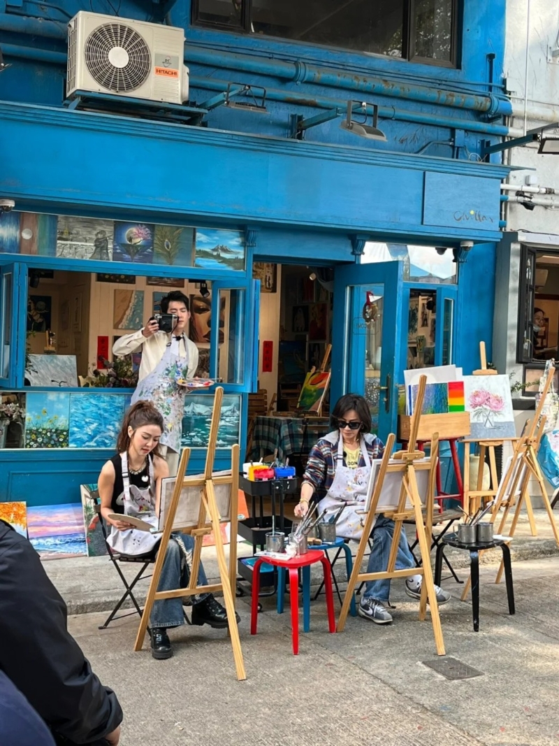 《嘉人自友约》共有六位女嘉宾，但近日有网民见到刘嘉玲与薛凯琪在香港街头拍摄。