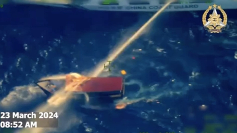 中国海警用水炮驱赶菲律宾UM-4补给船