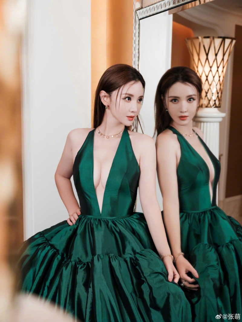 张萌去年底深绿色的深V礼服造型获得好评