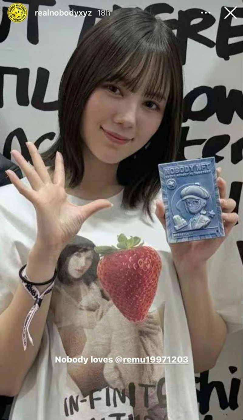原来日前来港参展的日本AV女优凉森玲梦都有买入周星驰的陶瓷卡。