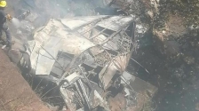 南非巴士从桥上坠落峡谷，已知45死仅1童幸存