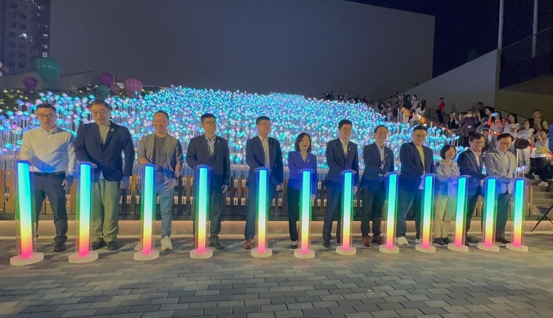 东九文化中心外阶梯LED花海举行亮灯仪式。