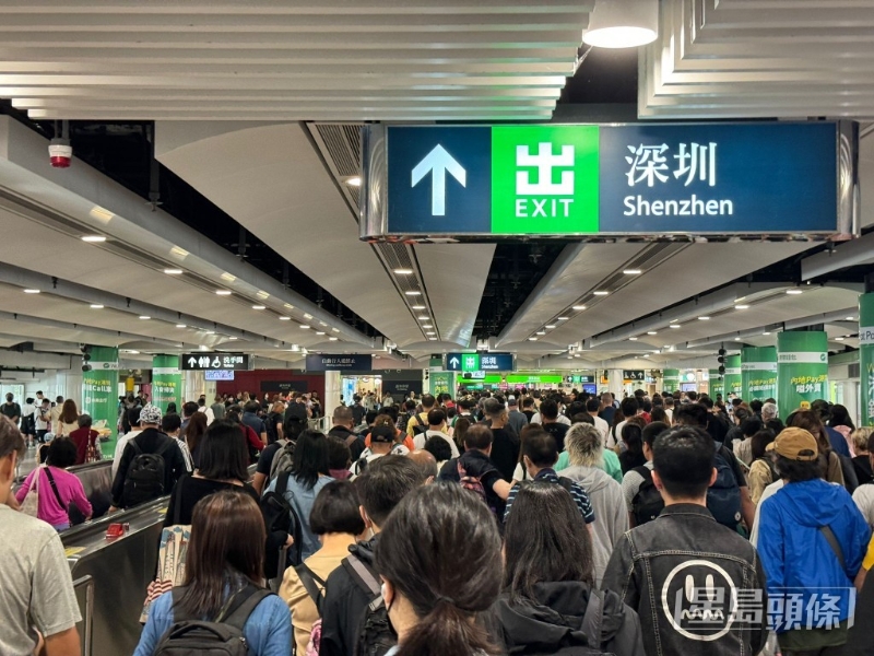 港铁更宣布由于乘客众多，实施人潮管制，等候约5分钟才获放行。 陈俊豪摄