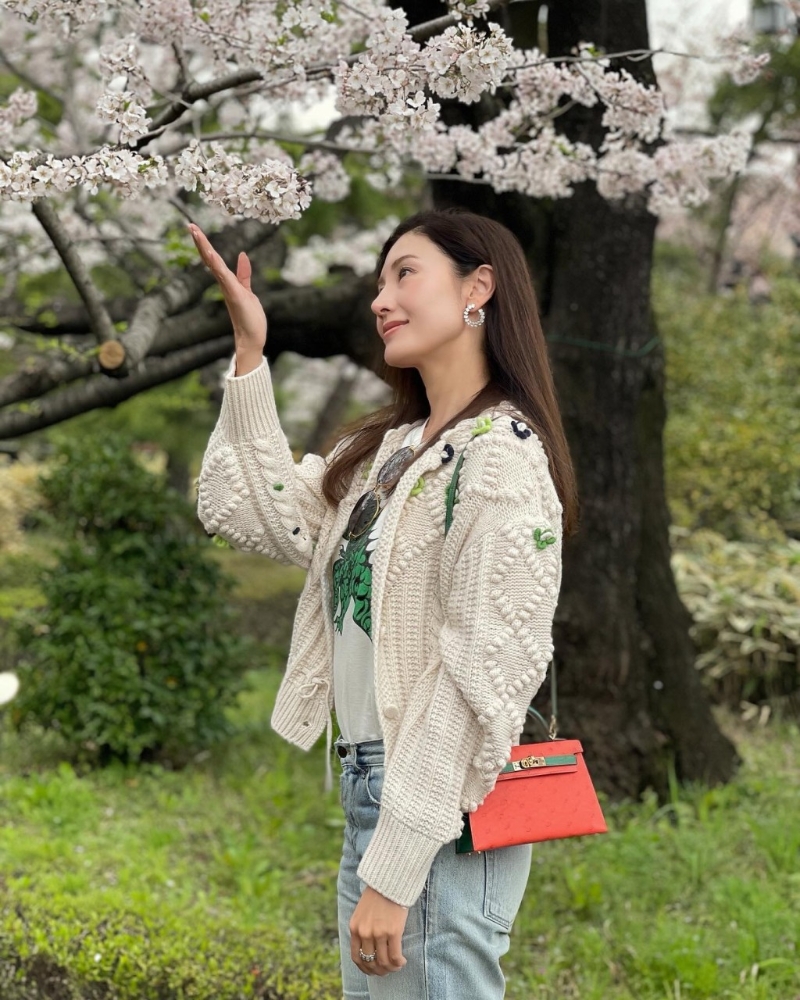 李嘉欣在IG贴出赏樱花的最新相片。