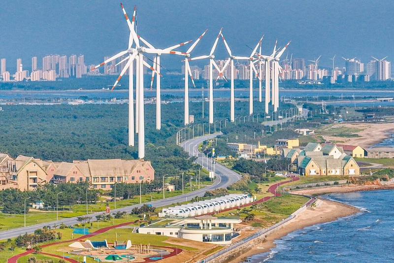 图为山东省荣成市港西镇北部沿海一处风电场。