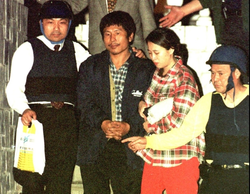 当年在时任台北市刑大大队长的侯友宜的谈判下，陈进兴宣布投降由警方带走。