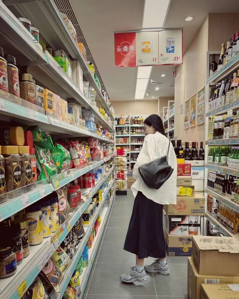 高圆圆在香港的小型超级市场闲逛。
