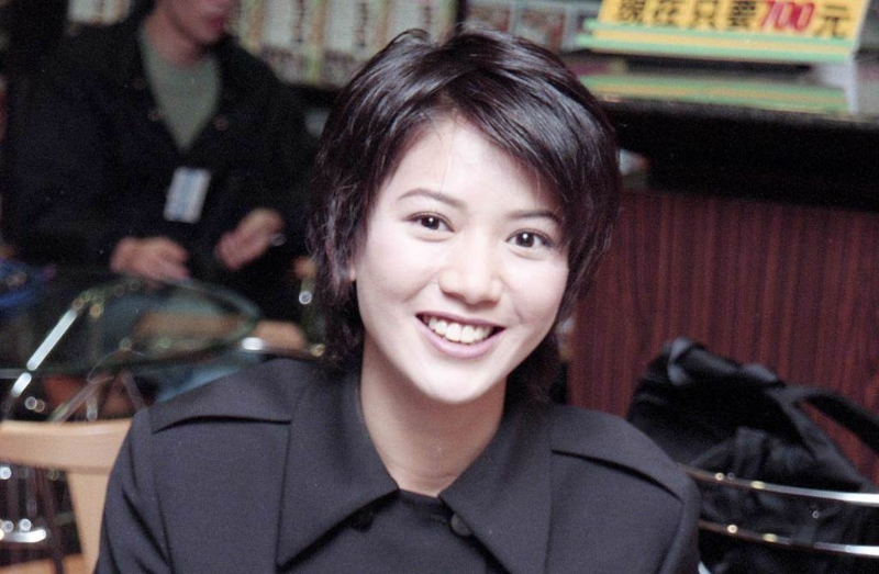 袁咏仪当年参加香港小姐选美一举夺下冠军，还是最上镜小姐。