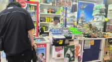 香港“白牌烟”销量大热，烟贩纷入货，海关研每支烟加识别码