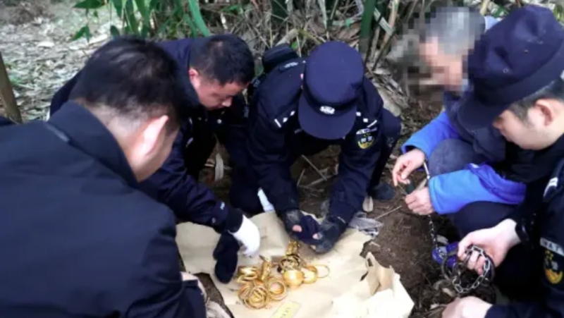 警方找到了谢某埋藏于地下的两袋黄金。