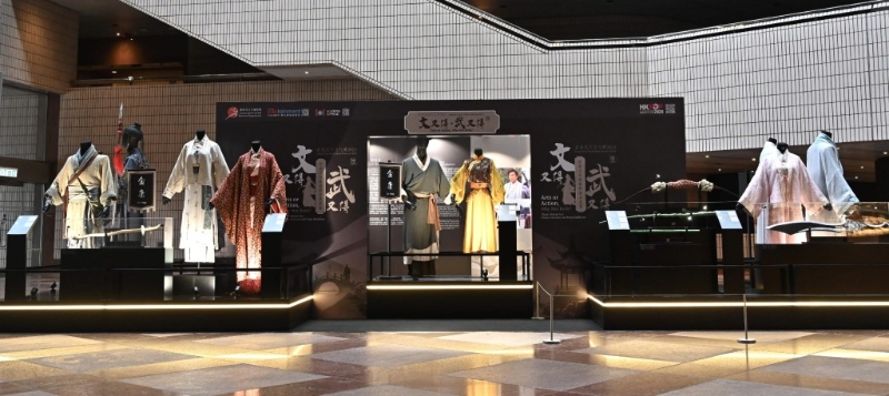 “经典武侠剧服饰道具展览”今起在香港文化中心大堂举行。