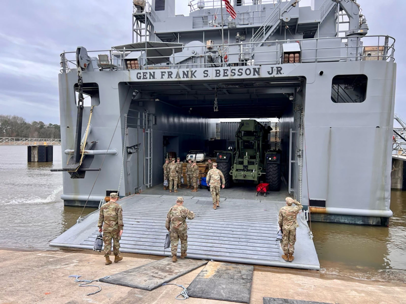 美国军方人员正在向一艘美军舰艇装载在地中海靠近加沙地带水域建立临时码头所需装备。