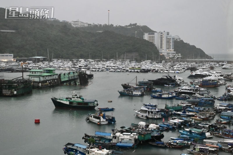 香港仔避风塘已无海上餐厅。