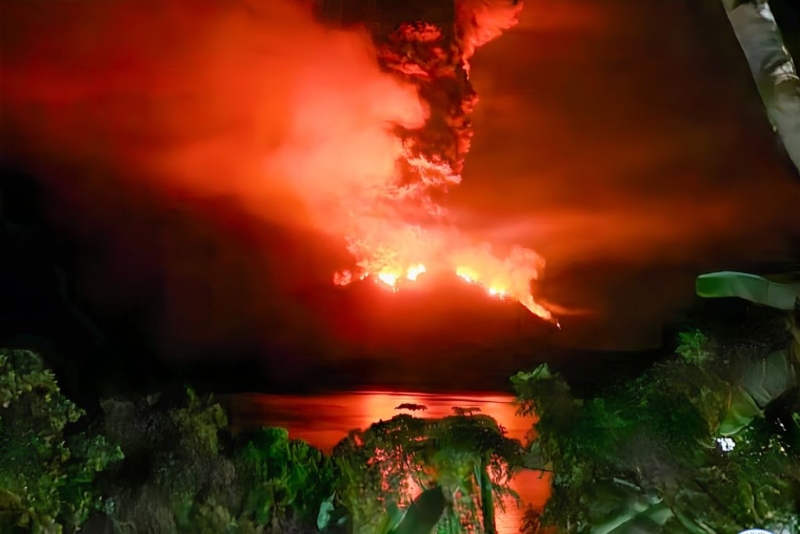 印尼鲁仰火山爆发，紧急疏散逾万人。 网上图片