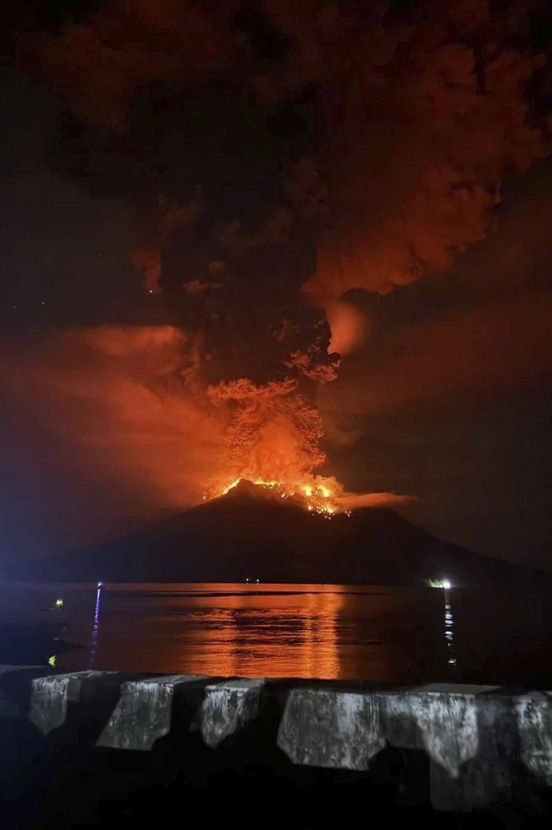 火山口喷出岩浆和超过2公里高的柱状浓烟。 美联社