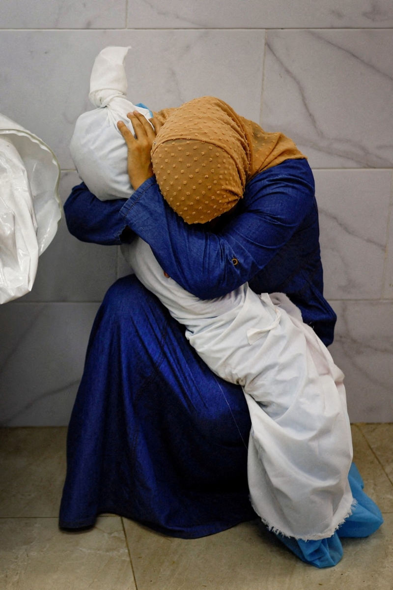 2024世界新闻摄影奖（WPP，又称荷赛奖）年度照片由路透社摄影师塞勒姆 (Mohammed Salem）拍摄，照片中一名加沙妇女抱着5岁侄女的尸体哭泣。 路透社