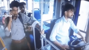 印度巴士司机行车时“闭目养神”撼铁柱，全车乘客经历惊吓时刻