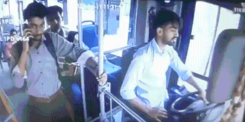 影片所见，巴士司机在行车时“闭目养神”。