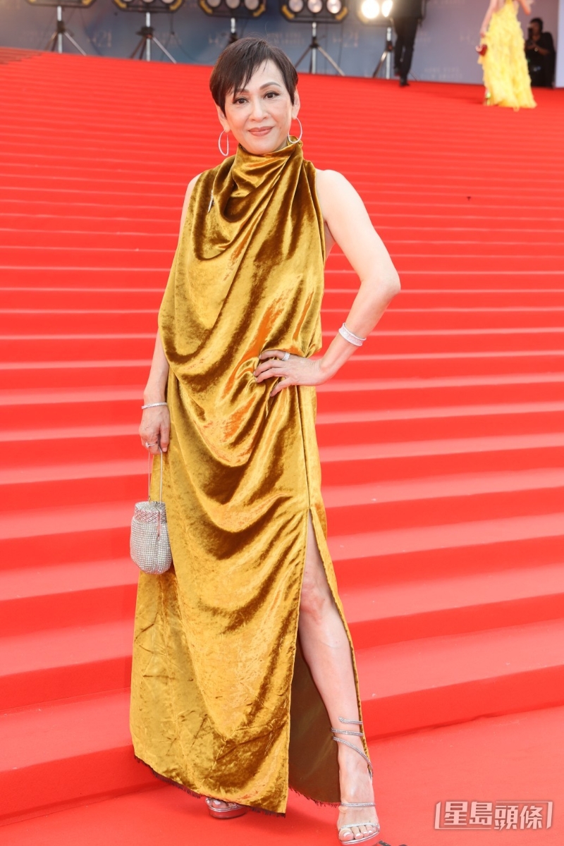 余安安穿上充新锐设计师Sid Neigum的金色晚装，配衬周大福珠宝行红地毡。