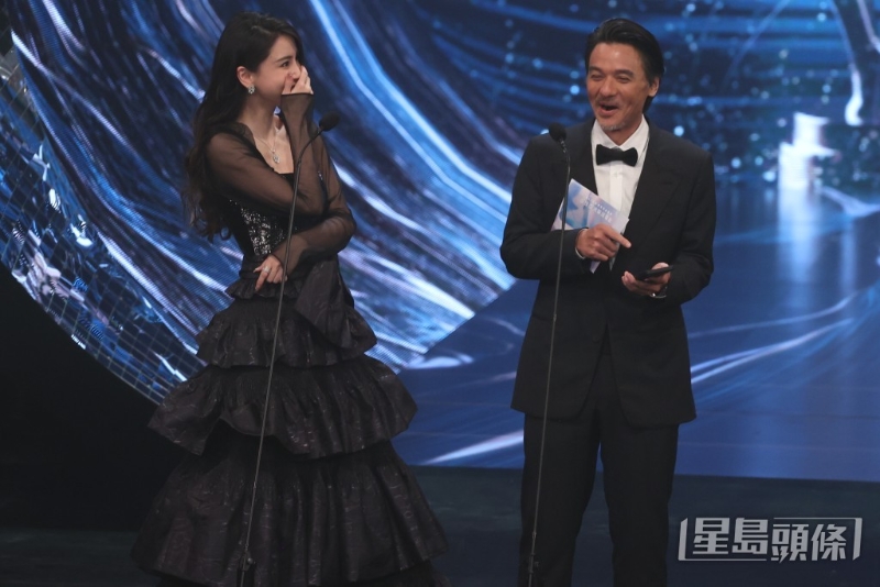 Angelababy杨颖换上Viktor & Rolf 2024春季高订系列黑色礼裙，与冯德伦颁发「最佳亚洲华语电影」。
