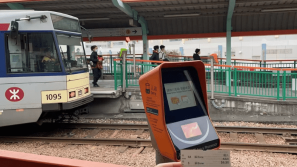 香港屯门轻铁站突击查票，逾40职员齐出动，居民：职员比乘客还多