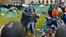 美警进哥伦比亚大学校园，逮100亲巴人示威者