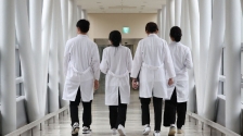 韩国医生工潮︱韩政府首让步，允减少扩招医科生