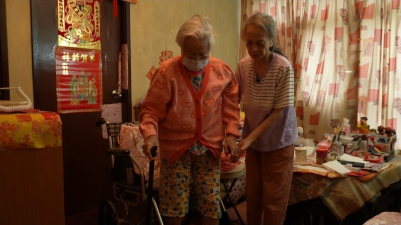 63岁卢小姐无间断照料92岁姓潘母亲起居生活，家居照顾压力甚大。