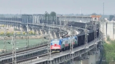 超级巨龙！长4公里重3.2万吨，中国最长最大重载火车试验成功