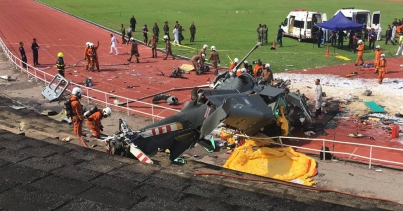 直升机相撞后坠毁。