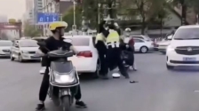 天津2交警马路中间互殴，网民：应该报警吗？