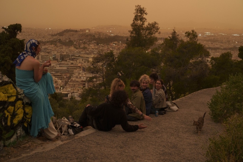 许多民众聚集雅典附近山上观看奇景