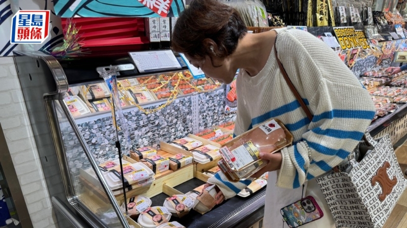 有日式超市日前出售“盲盒寿司”，引起市民热议，环保署发文重申其实可用胶盒盛载。 陈俊豪摄