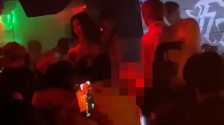 长沙酒吧活春宫 | 男客与女DJ大厅激战，店方揭2人身份反惹热议