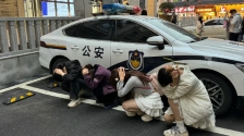 湖南派出所五一“人从众”，游客争扮被捕犯人抱头蹲下拍照