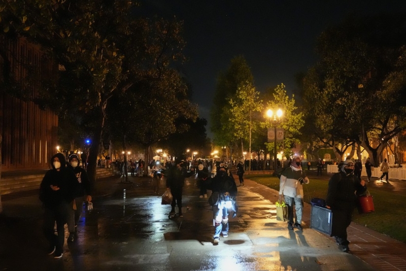 数十名警员包围南加州大学清场，过程和平。