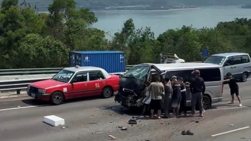 车上一名女司机及9岁男童一度被困，附近多名热心途经驾驶者见状随即落车协助拯救