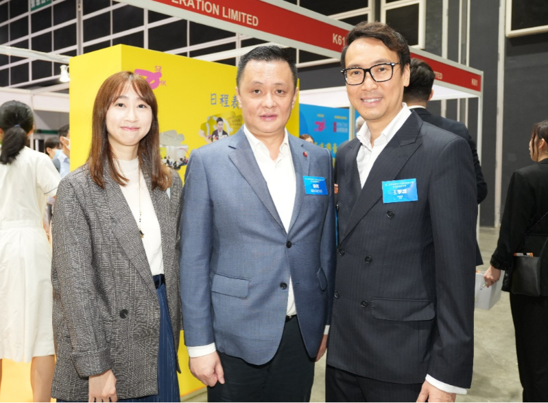 左起：香港知专设计学院讲师张壑宁、香港教育工作者联会副会长邓飞、展览集团主席王学谱。