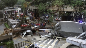 天降巨木 | 吉隆坡市中心大树倒塌压毁17架车，1死1伤