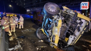 香港荃湾车祸｜货柜车翻侧男司机被抛出车外，倒卧桥下当场亡