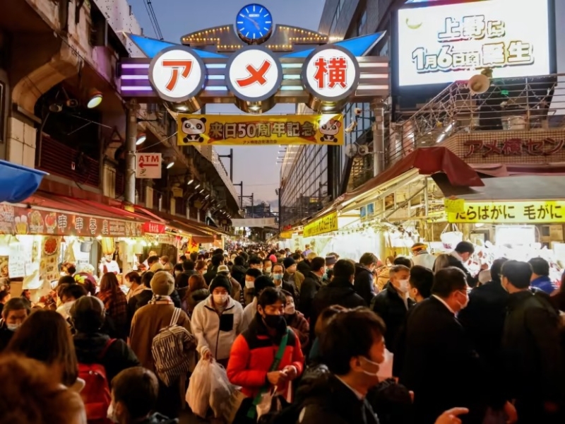 东京阿美横町美食市场人头涌涌。