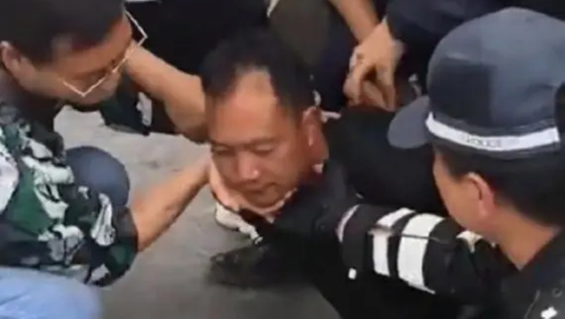 云南医院斩人案疑凶被捕一刻。