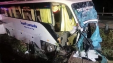 泰国清迈往曼谷旅巴疑司机过劳遇祸身亡，33名中国游客受伤