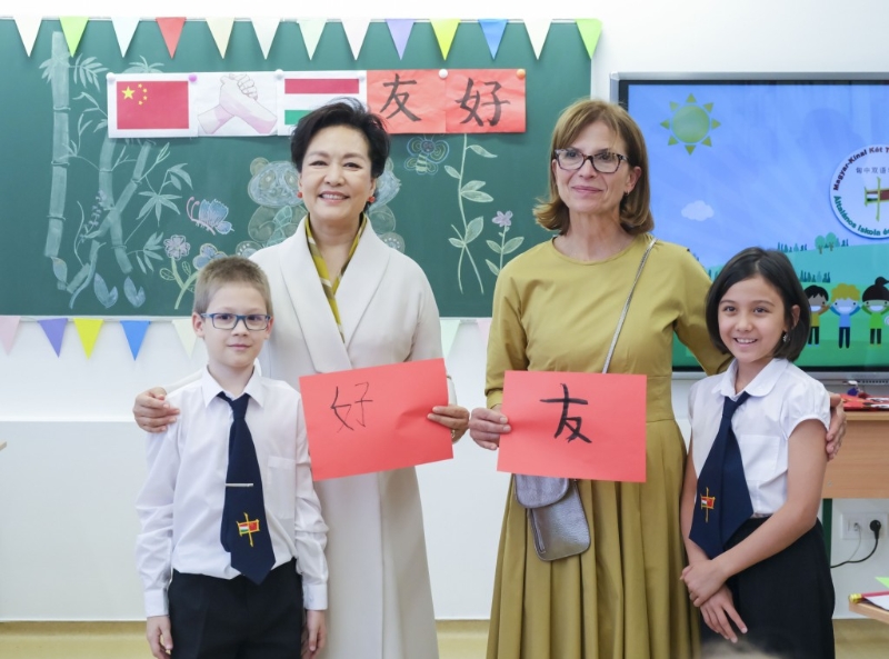 彭丽媛同匈牙利总理欧尔班夫人雷沃伊参观匈中双语学校。 新华社