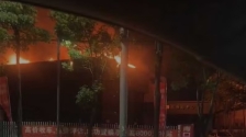 福建比亚迪4S店烧通顶7车全毁，官方：排除车辆引发火灾